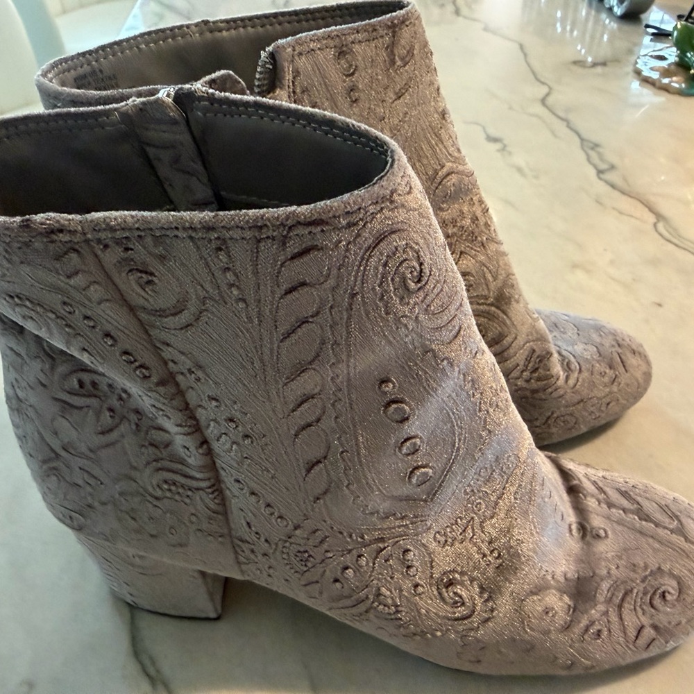 Zigi Soho Paisley Ankle Boots in velvet silver/gray NWOT!
